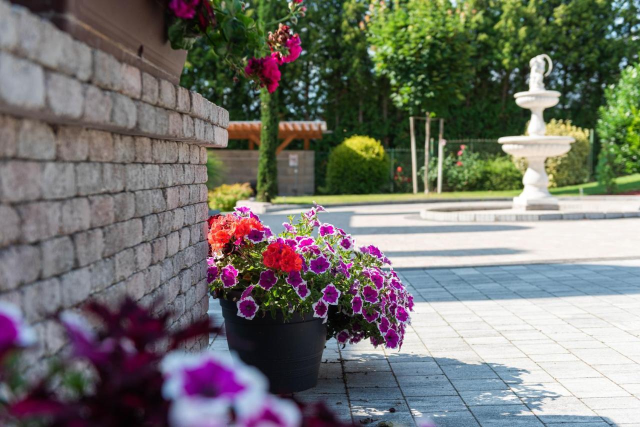 Katzer Villa Badacsonytördemic Buitenkant foto